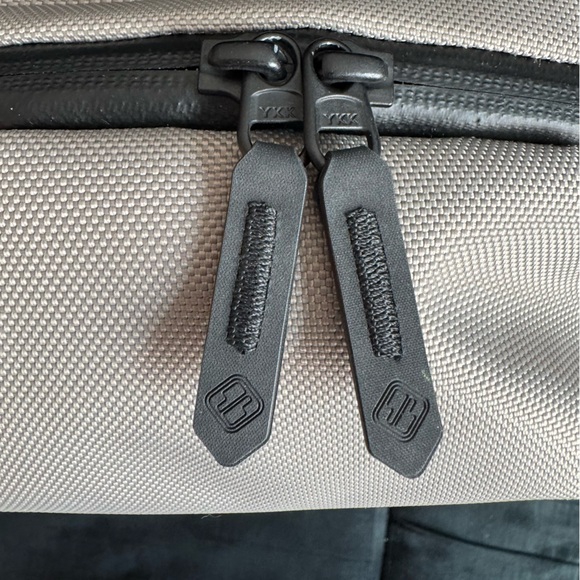 tomtoc Daypack Compact Sling Bag, Crossbody Bag - Like New - Khaki - Picture 10 of 10